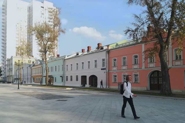 Сохраненный фрагмент старой мостовой.