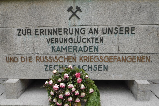 Памятник погибшим военнопленным на кладбище Дасбек.