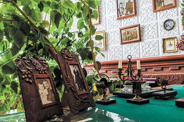 В стилизованном кабинете есть немало фотографий знаменитой пермской семьи. 