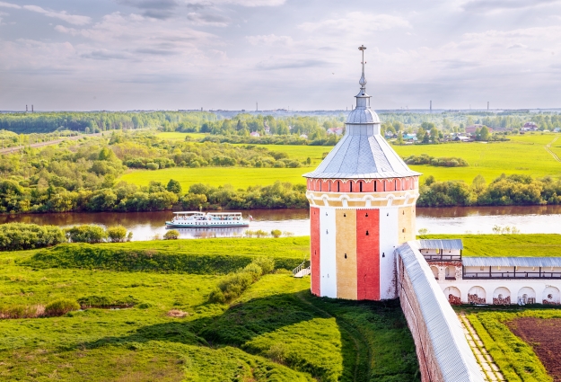Необычная раскраска башен монастыря была и в древности. Фото spas-priluki.ru