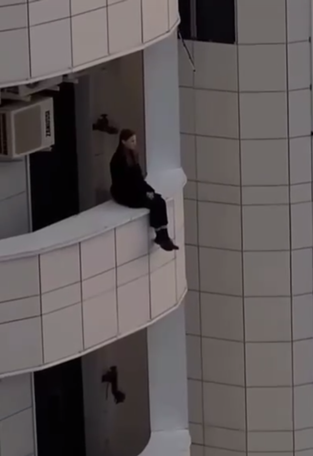 Соцсети облетело свежее видео, где девушка сидит на 22-м этаже дома (с ней всё в порядке). Зачем сидела – пока не ясно.