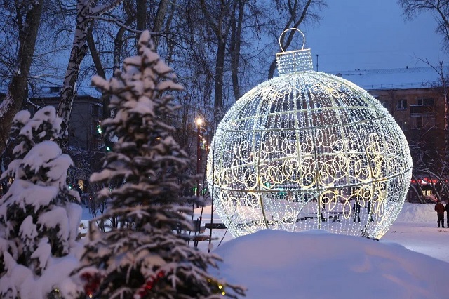 В Екатеринбурге благотворительный фонд зажег тысячи огней к Новому году