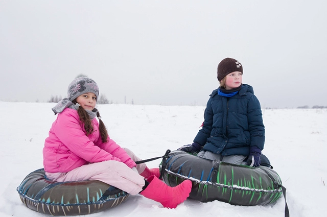 ватрушка. тюбинг, дети, зима