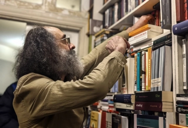 Юрий Швецов помнит положение каждой кнниги.