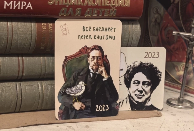 В лавке в любом месте найдётся украшение.