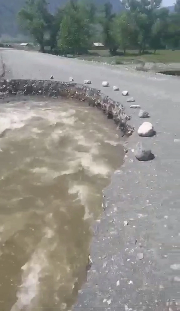 Вода размывает дороги.