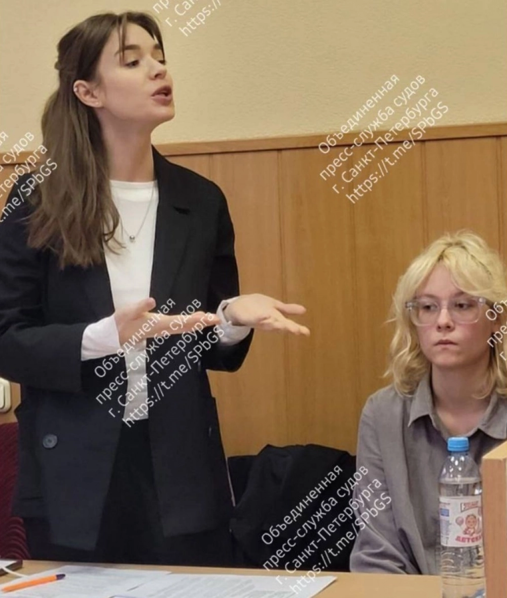 Наоко в суде.