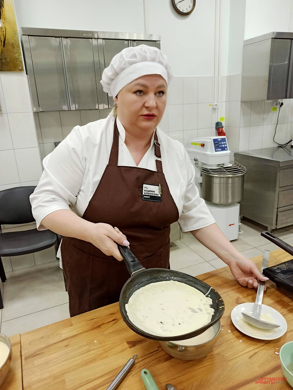 Выпечка блинов. На фото: инженер-технолог НИИ хлебопекарной промышленности Виктория Фомиченко.