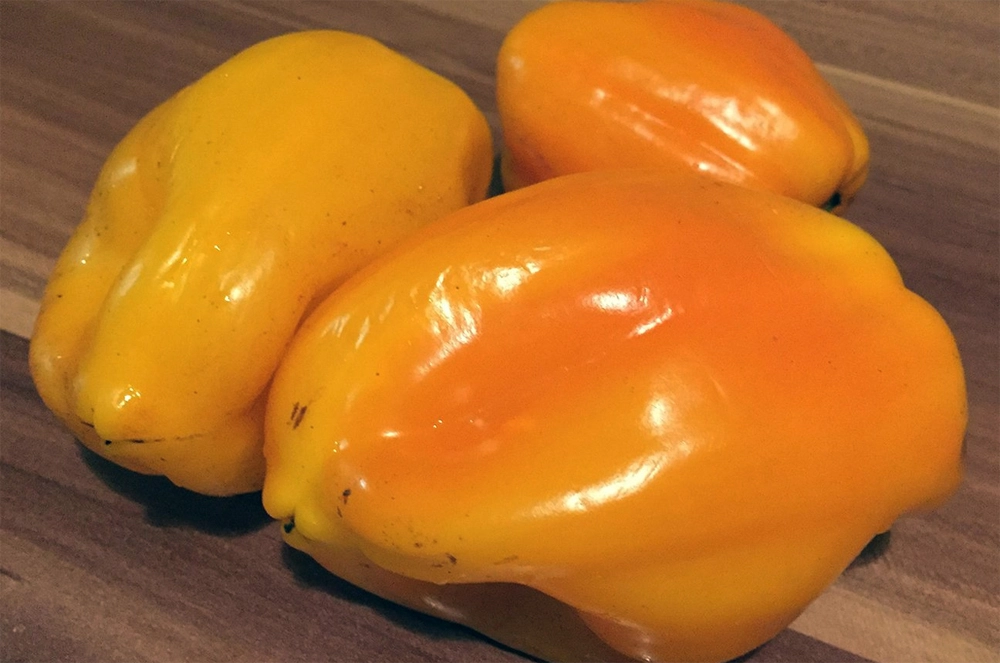 Пето чудо оранжевый&nbsp;— ярко-оранжевый крупноплодный сорт перца с&nbsp;плотной мясистой стенкой.