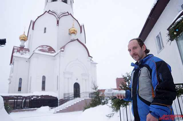 Промышленный альпинист по обслуживанию колокольни Виктор Нелюбин занимался монтажом электронного звона