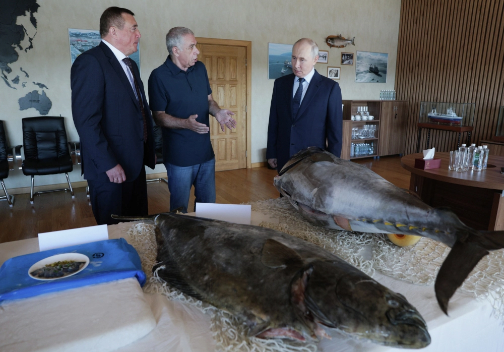 Президент России Владимир Путин посещает рыбоперерабатывающий комплекс «Ясный» на острове Итуруп. Слева — губернатор Сахалинской области Валерий Лимаренко.