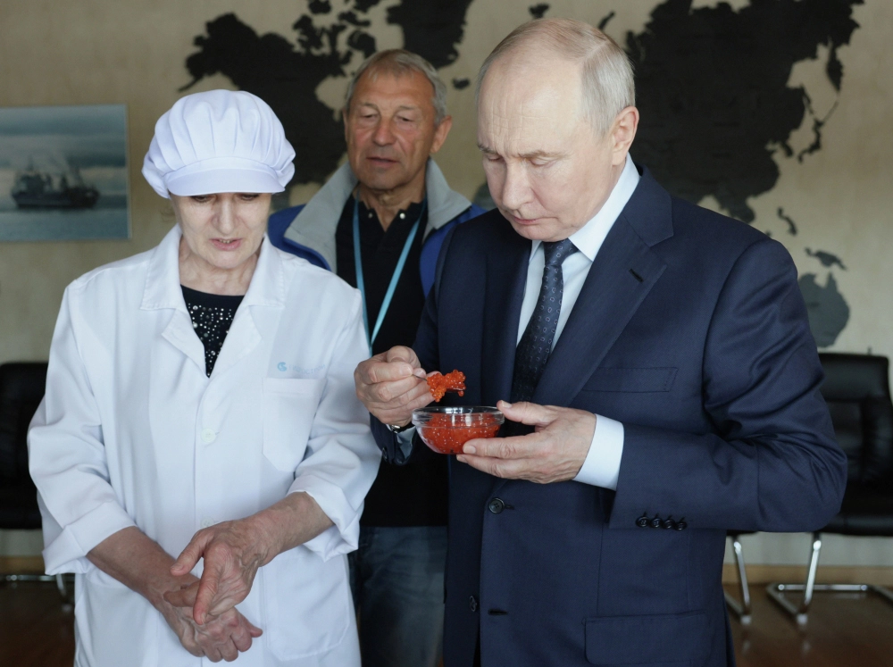 Президент России Владимир Путин посещает рыбоперерабатывающий комплекс «Ясный» на острове Итуруп.