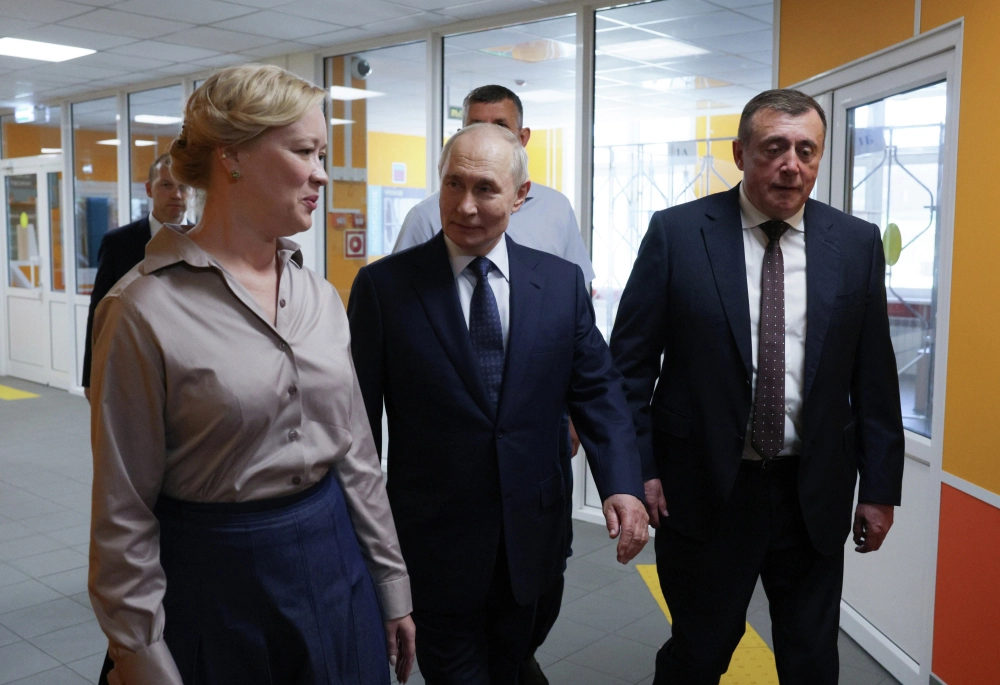 Президент России Владимир Путин посещает среднюю общеобразовательную школу имени Героя России Эдуарда Норполова в Курильске.