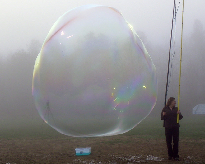 Мыльный пузырь-рекордсмен, который удалось надуть американке в 2013 году