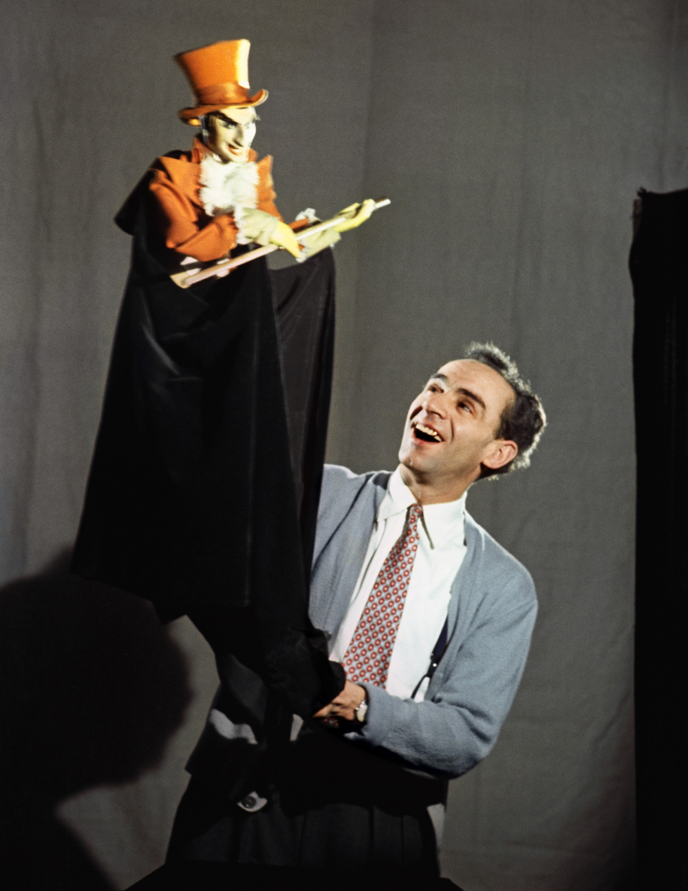 Актер театра и кино Зиновий Гердт в Центральном театре кукол. Москва, 1955 год.