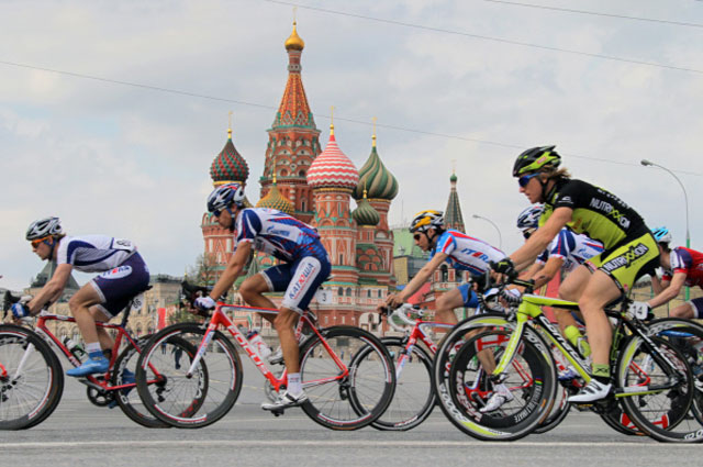 Участники международной многодневной велогонки Пять колец Москвы . 2011 год