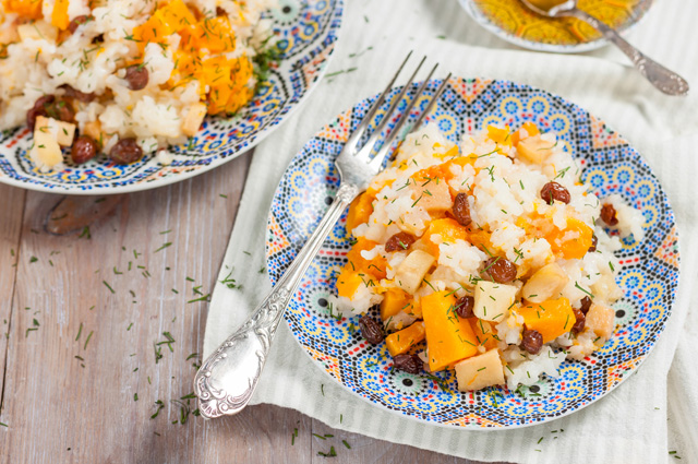 Плов с тыквой, фруктами и изюмом