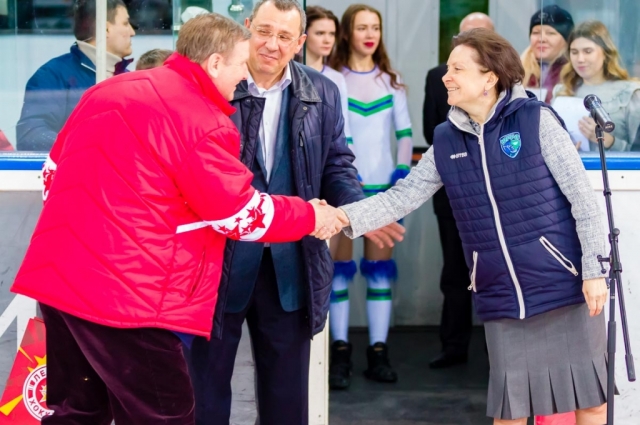 Губернатор округа Наталья Комарова вручила Сергею Шепелеву в честь десятилетия клуба памятный подарок.