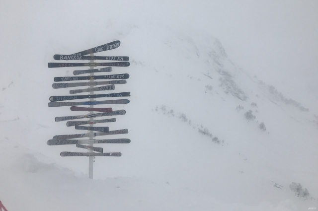 лыжная инсталляция на высоте 2200 метров над уровнем моря.