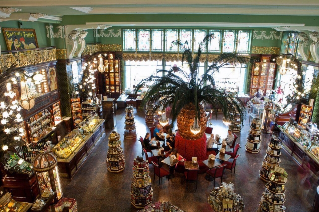 Магазин Купцов Елисеевых – изысканная атмосфера и роскошный интерьер, восстановленный по фотографиям 1903 года.