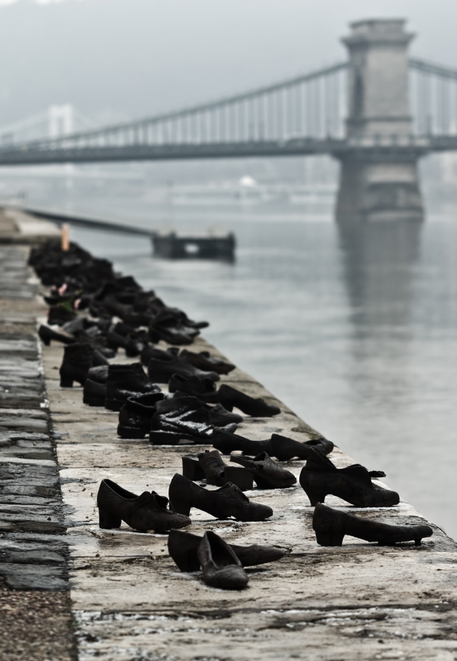 Туфли на набережной Дуная.