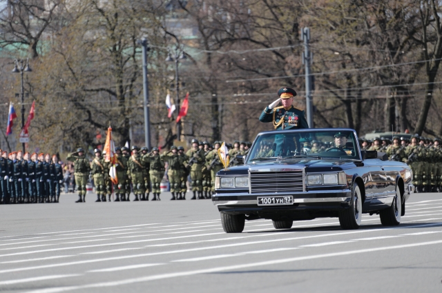 Принимал парад командующий войсками Западного военного округа, Герой РФ, генерал-полковник Александр Журавлев. 
