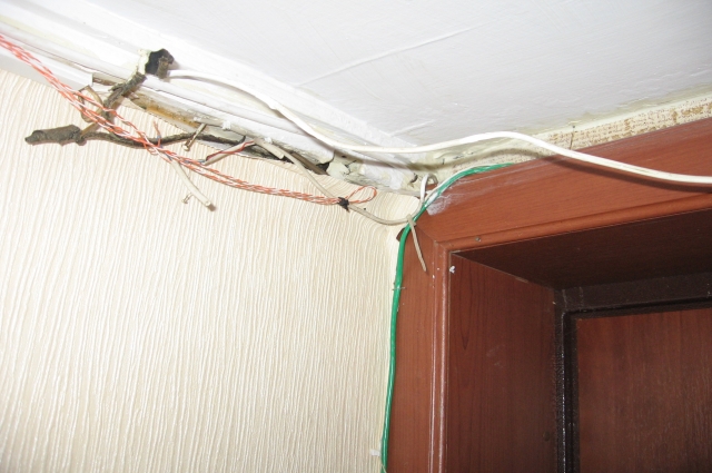 После ремонта в квартире над входной дверью висят провода.