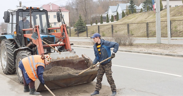 В Смоленске активно убирают песок после зимы.