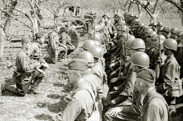 Военнослужащие одного из подразделений на Брянском фронте дают Клятву гвардейцев во время Великой Отечественной войны. 1942 год