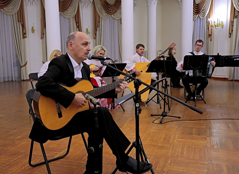 Песни на стихи Дениса Давыдова исполнил Олег Киселев.