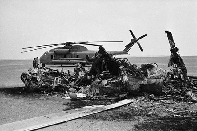 Вертолет, сгоревший во время операции «Орлиный коготь»