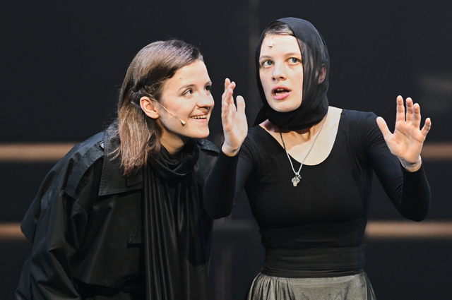 Мария Золотухина (справа) в сцене из спектакля «Гроза» в театре «Сатирикон».