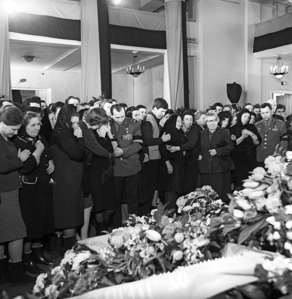 Родные и близкие погибших на траурной церемонии прощания. 