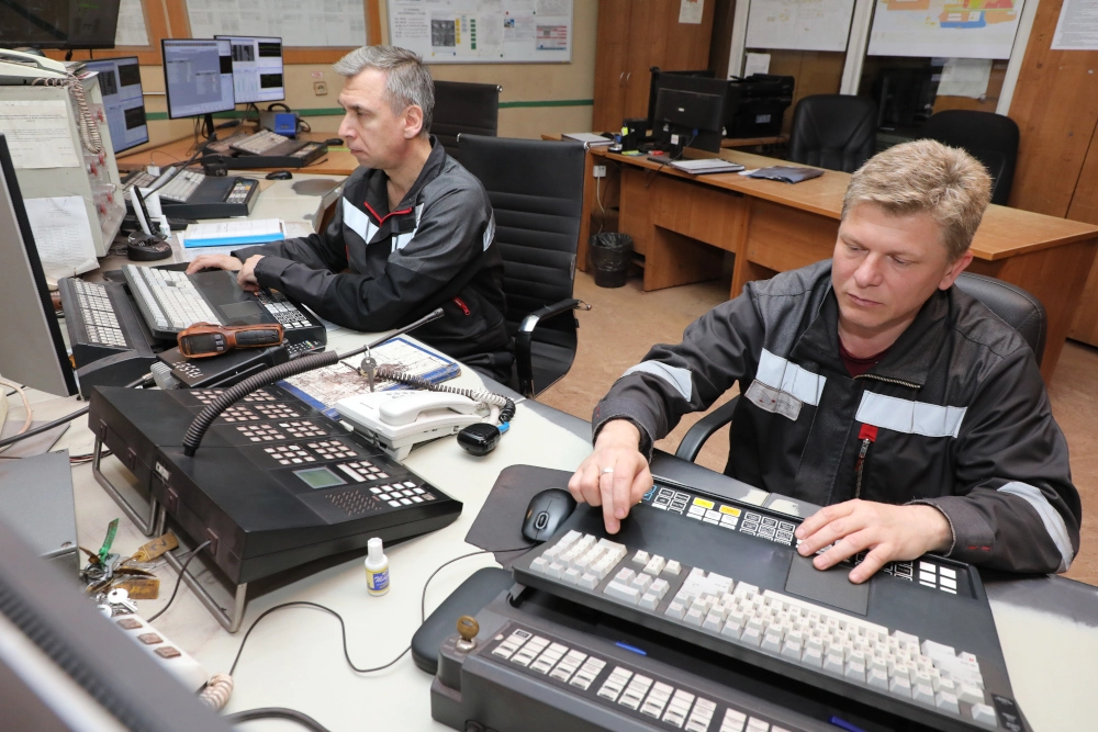 Андрей Конарев (слева) и Максим Таратин (справа) хорошо помнят, как 25 лет назад строили и запускали установку. Набравшись опыта, они без труда управляют процессом производства брикетов из диспетчерской цеха.