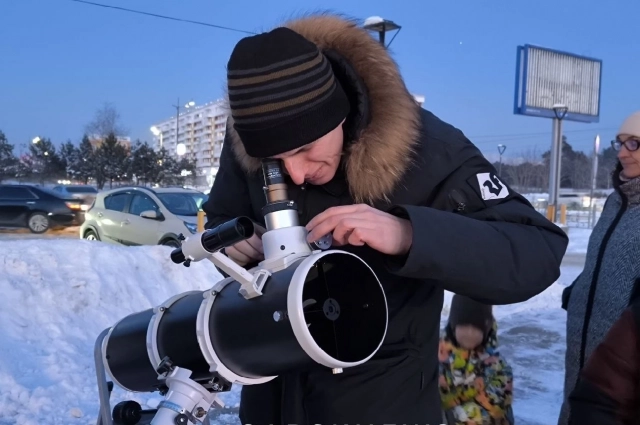 Затмение можно наблюдать и в телескоп, и невооружённым глазом.