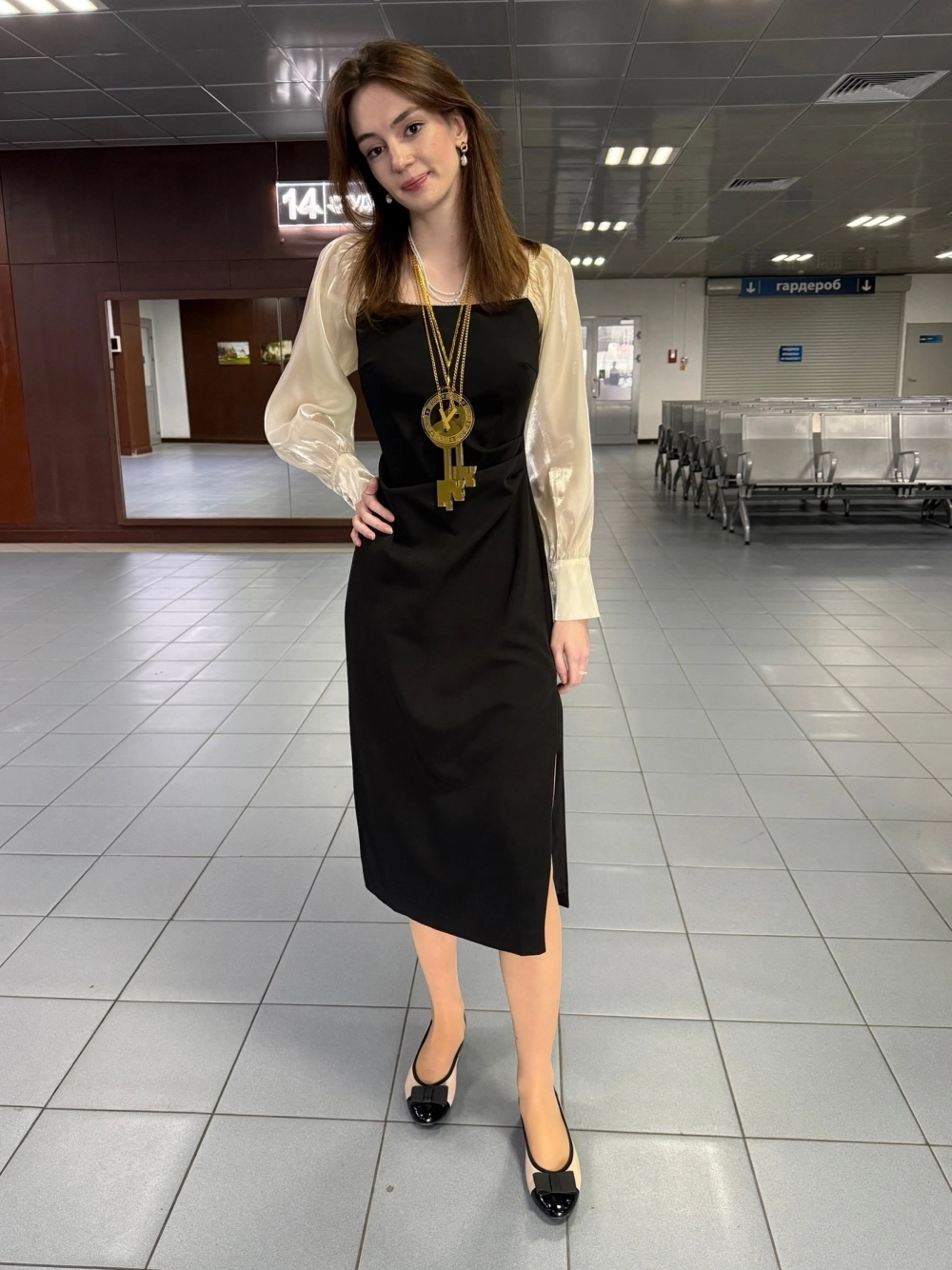 В финальном выпуске Мария надела платье, которое было не ней во время выпускного после девятого класса. В этом образе ей легче почувствовать себя настоящим дипломатом.