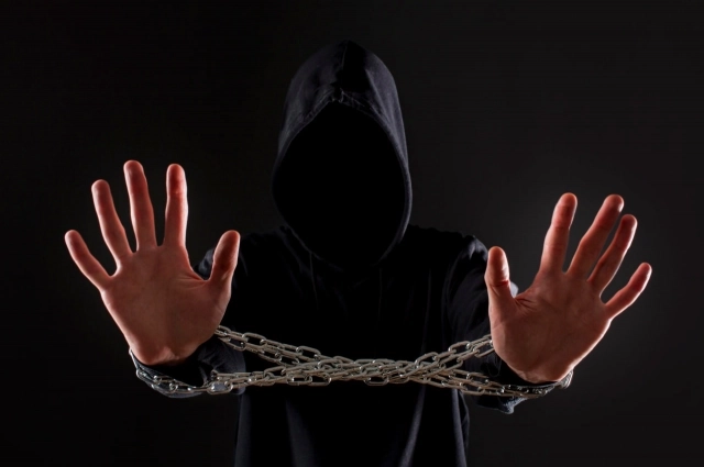 Под видом консультантов мошенники пытаются выудить у человека конфиденциальную информацию.