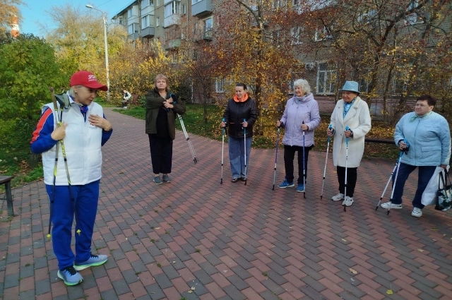 Для гостей провели мастер-класс по скандинавской ходьбе.