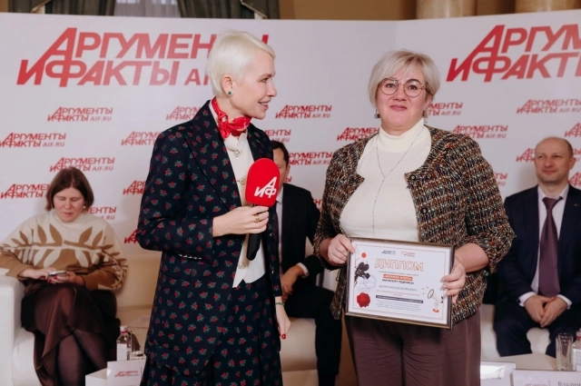 Наталья Цыпич, директор Ресурсного центра профилактики социального сиротства из Рязани, победитель третьего курса проекта «Формула успеха» — «Формула успеха. Мастерство коммуникаций» и 1-й заместитель генерального директора ИД «Аргументы и факты» Марина Мишункина.