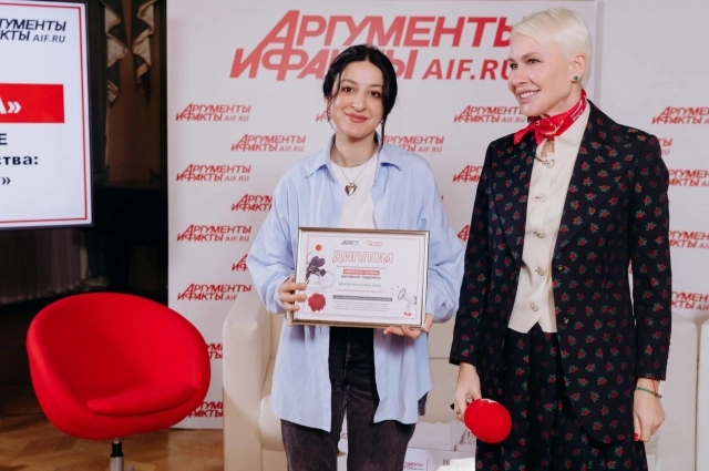 Роксана Рузиева, пресс – секретарь московского благотворительного фонда «Банк еды «Русь», фонд – победитель третьего курса проекта «Формула успеха. Мастерство коммуникаций» и 1-й заместитель генерального директора ИД «Аргументы и факты» Марина Мишункина.