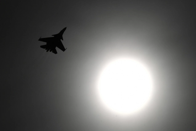 Экипаж благополучно катапультировался.