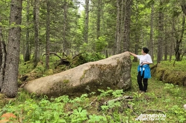 Первый Камень желаний, он находится рядом с дорогой с правой стороны, когда идешь вверх.