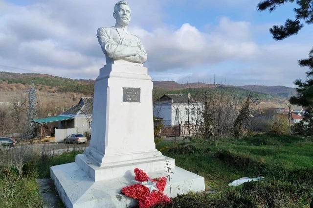 1. Памятник участнику первой обороны Севастополя Льву Толстому у села Лозовое Симферопольского района.