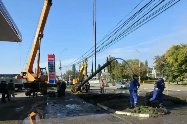 Поиски порыва на водопроводе на улице Студеновская продолжаются.