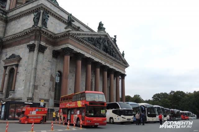 Туристических автобусов у входа в музей Исаакия всегда много.