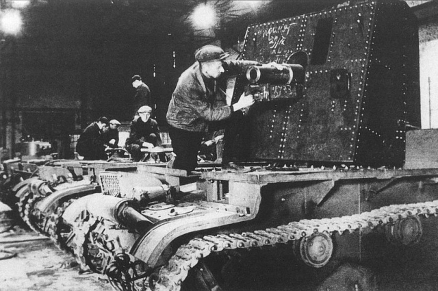 Установка 76-мм пушки на шасси танка Т-26. Завод имени Кирова, Ленинград, осень 1941-го. В ходе обороны Ленинграда в блокированном городе была налажена переделка танков Т-26 в самоходные орудия. После демонтажа башни на шасси Т-26 устанавливалась щитовая установка 76-мм полковой пушки. Некоторые эти машины дожили по меньшей мере до 1943 года и активно использовались в боях под Ленинградом, 1941.