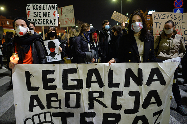 Участники акции протеста против ужесточения законодательства об абортах в Польше.