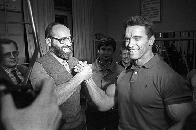 В период съемок американского фильма «Красная жара» актер и культурист Арнольд Шварценеггер встретился со своим кумиром Юрием Власовым, февраль 1988.