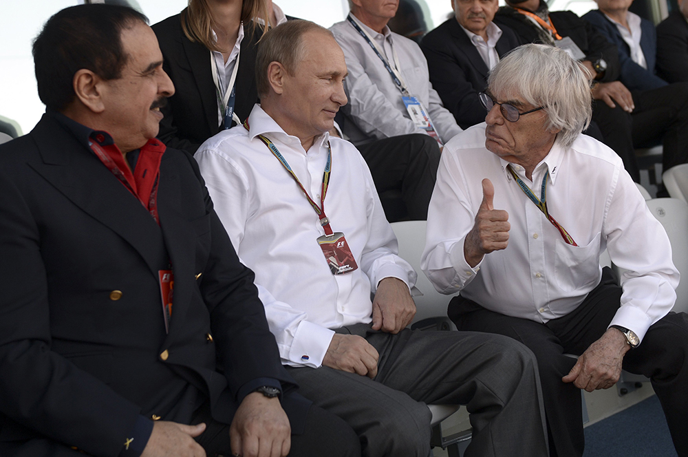 Владимир Путин, генеральный промоутер Формулы-1 Берни Экклстоун (справа) и король Бахрейна Хамад Бен Иса Аль-Халиф на Гран-при России в Сочи