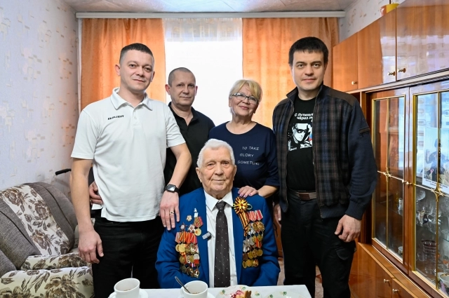 Ветеран с членами семьи и губернатором.
